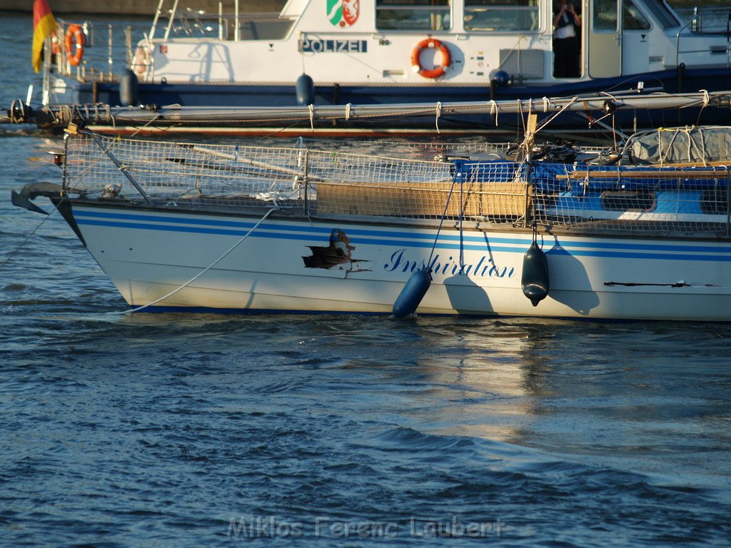 Motor Segelboot mit Motorschaden trieb gegen Alte Liebe bei Koeln Rodenkirchen P164.JPG